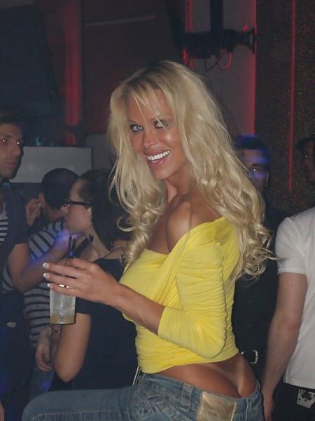 25P Shemale Candid2