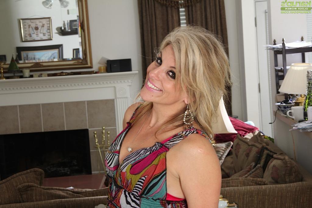 16P Undressing blondie Sierra Smith is showing her perfect mature ass