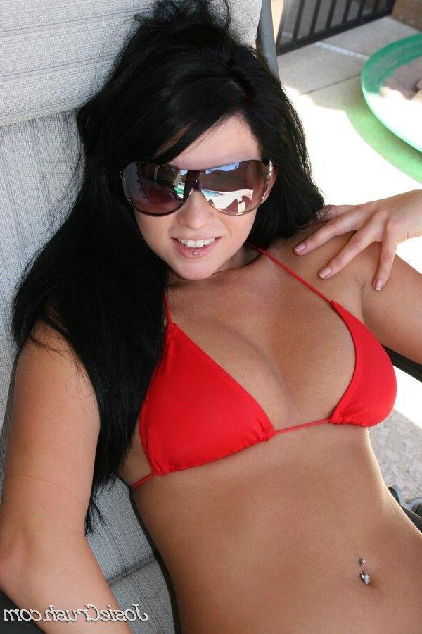16P Pictures of Josie Crush getting a bit of sun outside