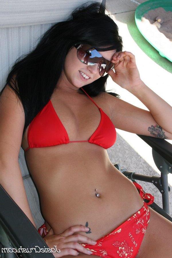 16P Pictures of Josie Crush getting a bit of sun outside