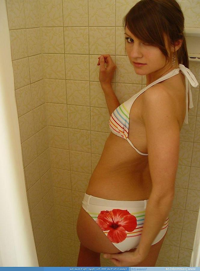 20P Pictures of Josie Model getting hot and wet for you