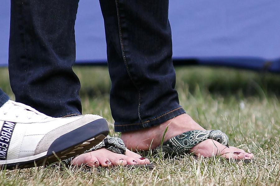 15P Voyeured feet and legs at dog show