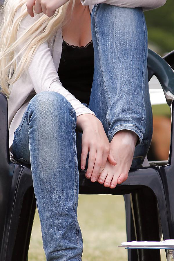 15P Voyeured feet and legs at dog show