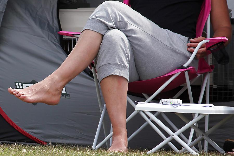 15P Voyeured feet and legs at dog show