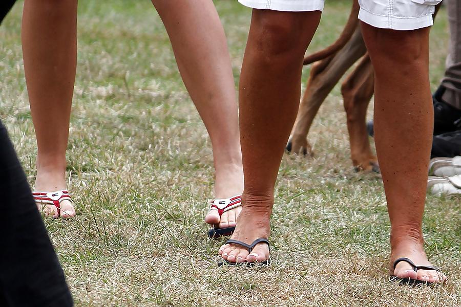 15P Voyeured feet and legs at dog show