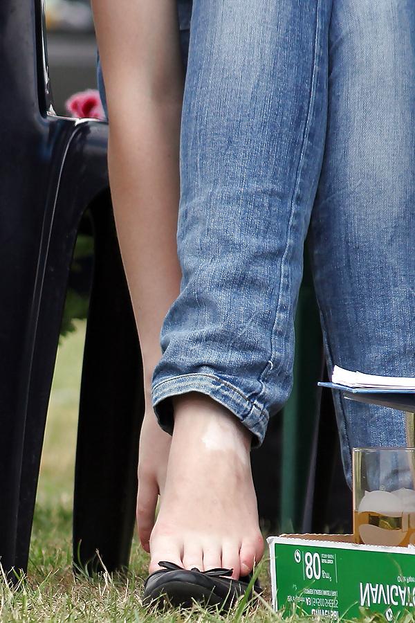 15P Voyeured feet and legs at dog show