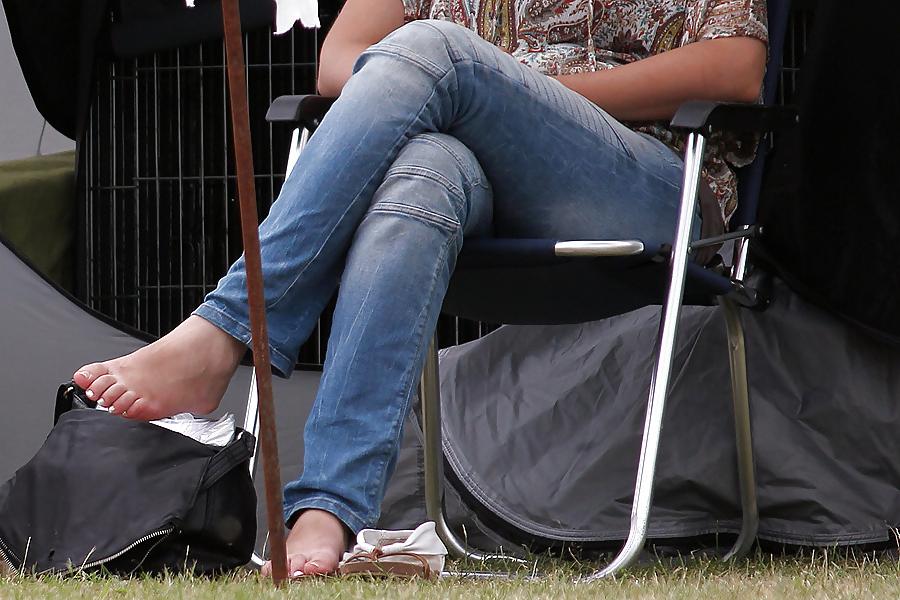 15P Voyeured feet and legs at dog show