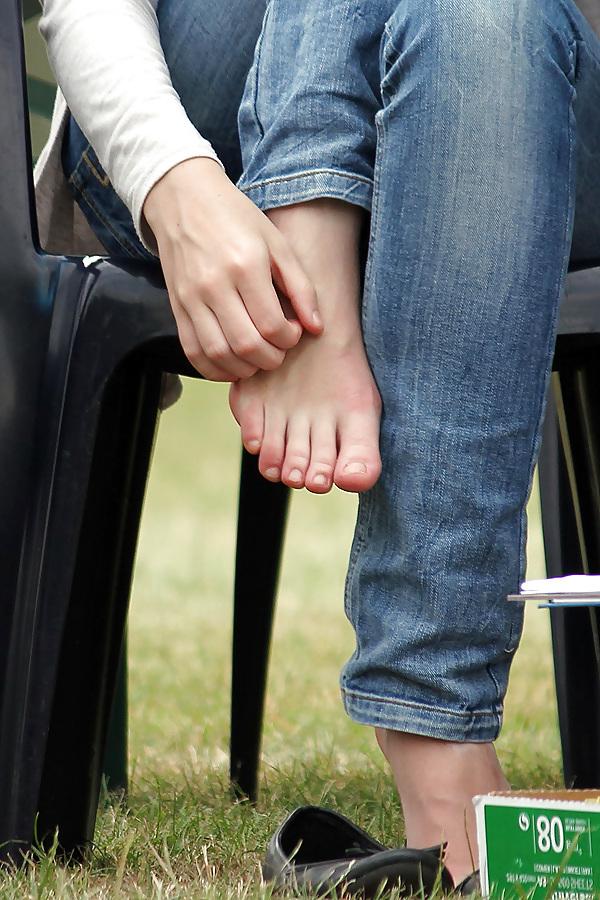 15P Voyeured feet and legs at dog show