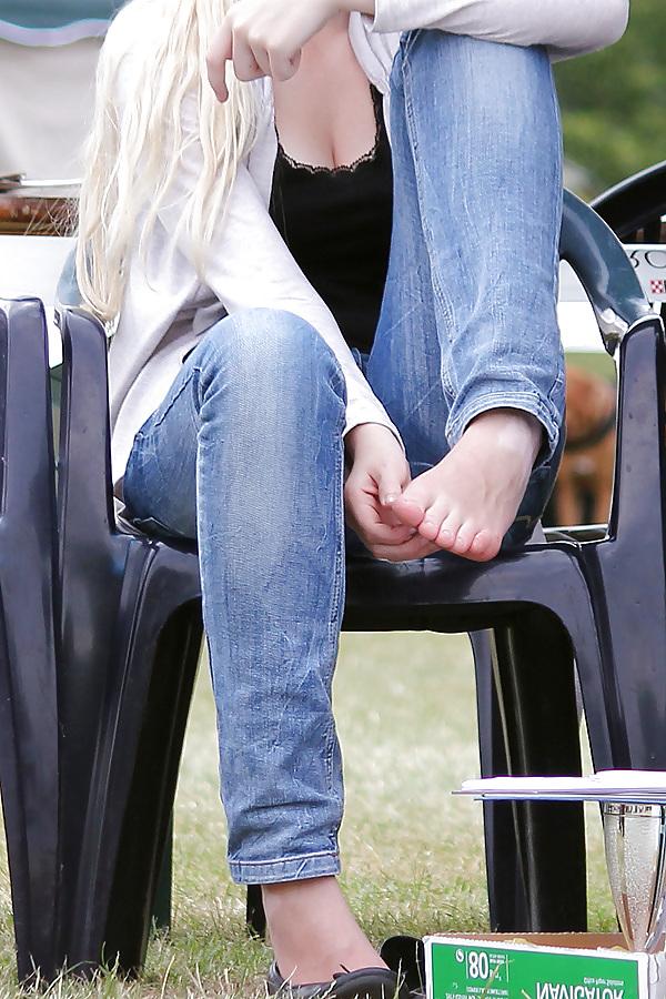 15P Voyeured feet and legs at dog show