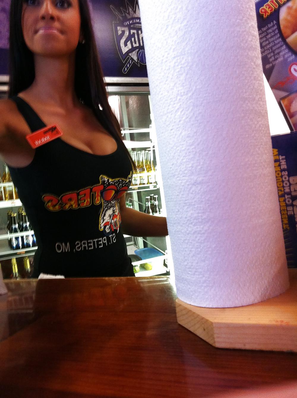8P Hooters Bartender
