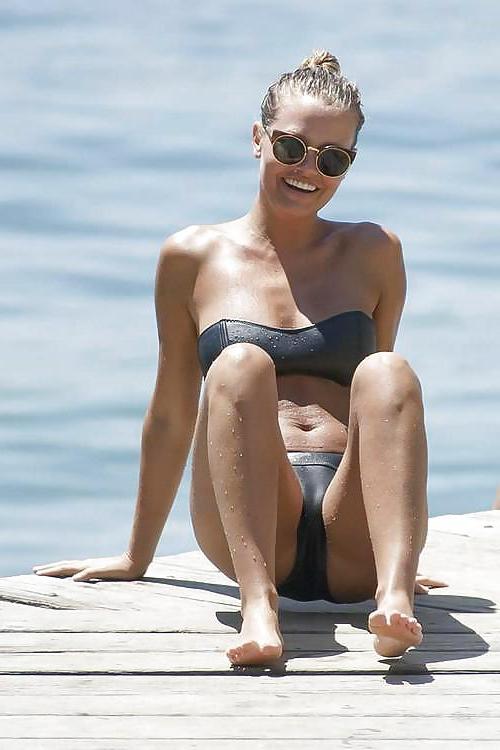 25P Celebrity camel toe