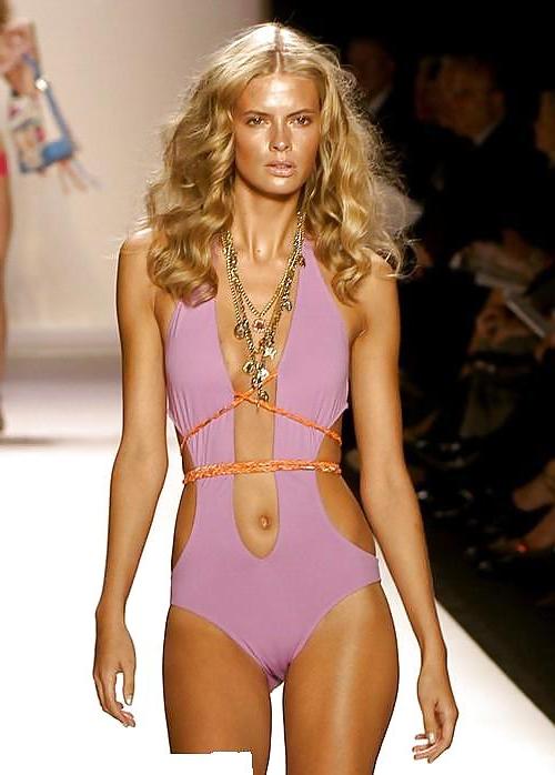 25P Celebrity camel toe