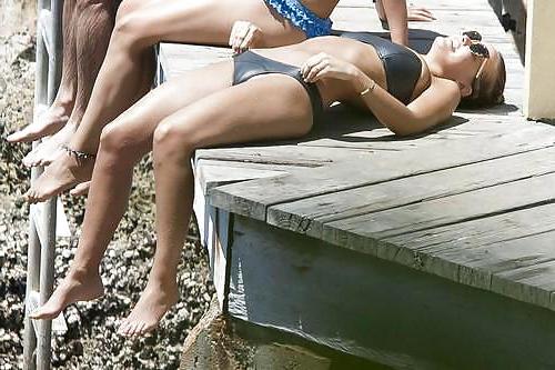 25P Celebrity camel toe