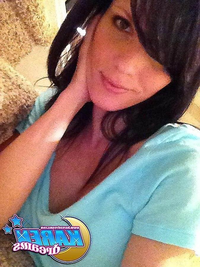 20P Karen Dreams takes pics of herself wearing short shorts