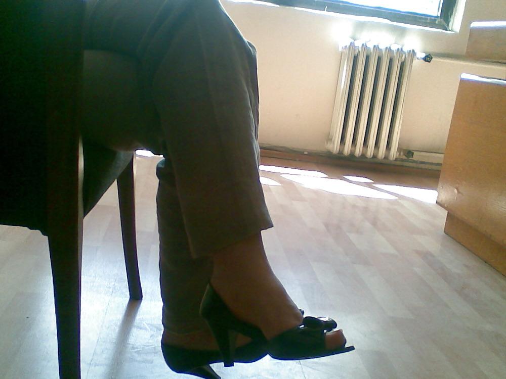 22P Nice turkish secretary feet and ass