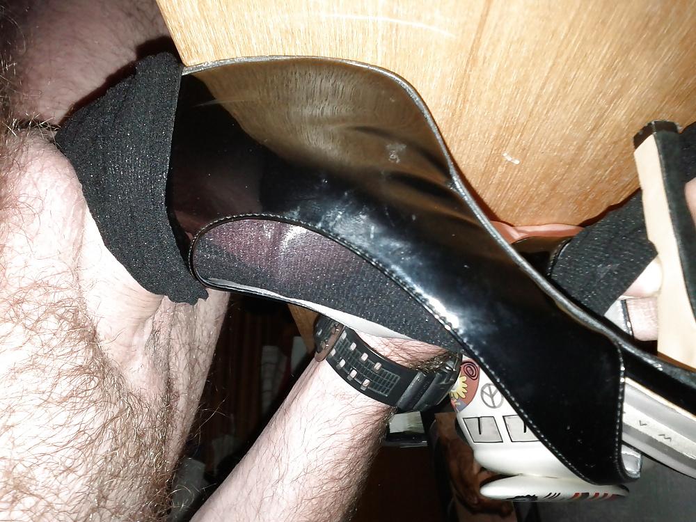 13P Shoe fuck while girlfriend is out!! 