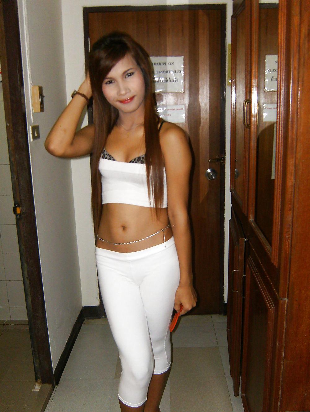 4P Shemale in leggings 3