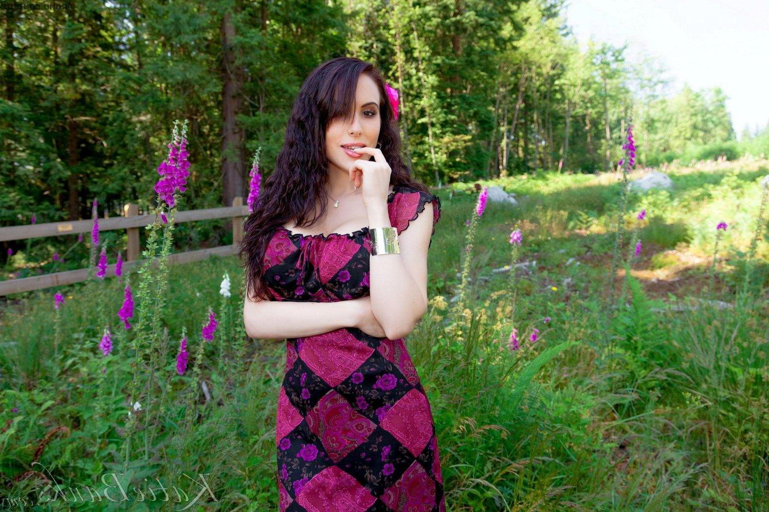 15P Pictures of Katie Banks being a naughty country belle