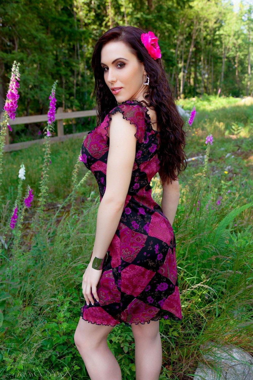 15P Pictures of Katie Banks being a naughty country belle