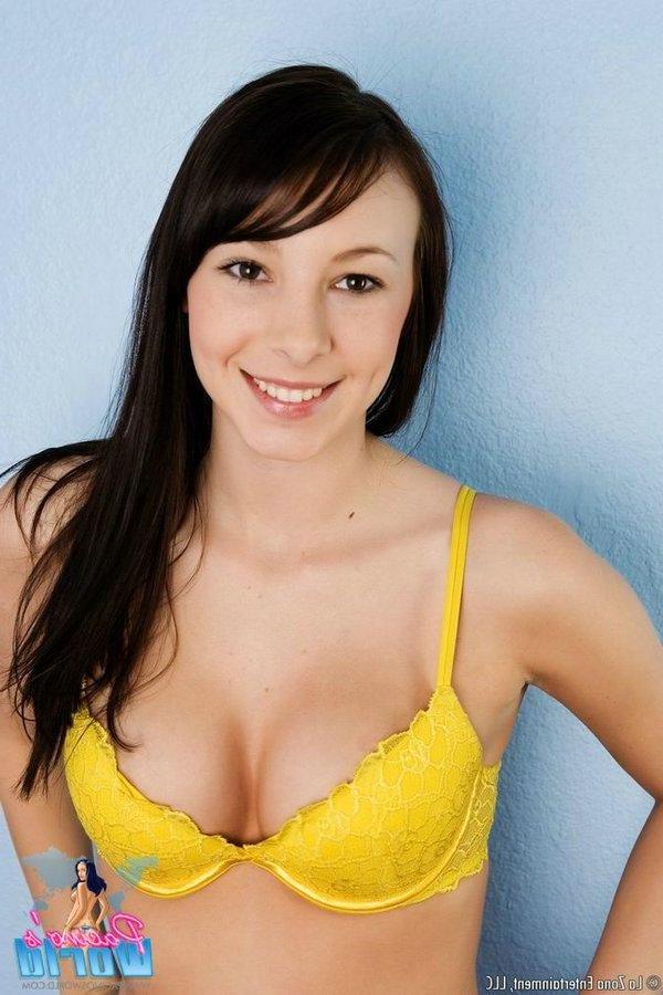 15P Pictures of Kayden displaying her perfect set of tits