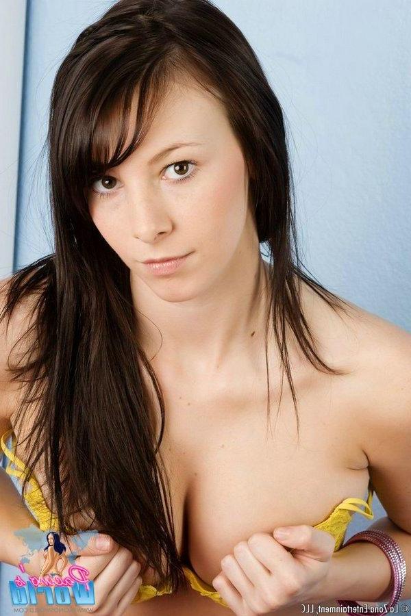 15P Pictures of Kayden displaying her perfect set of tits