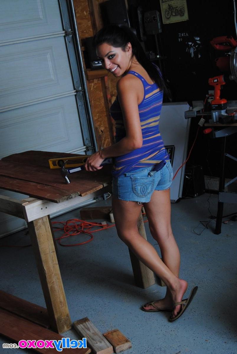 16P Sexy girl Kelly XoXo gets naked in the work shop