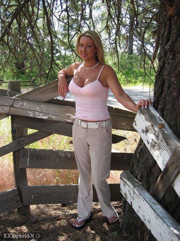 20P Pictures of Kelsey XXX looking hot for you outside