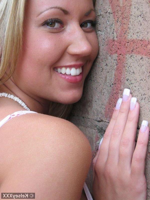 20P Pictures of Kelsey XXX looking hot for you outside
