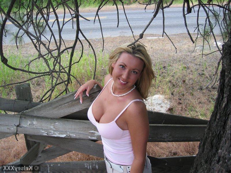 20P Pictures of Kelsey XXX looking hot for you outside