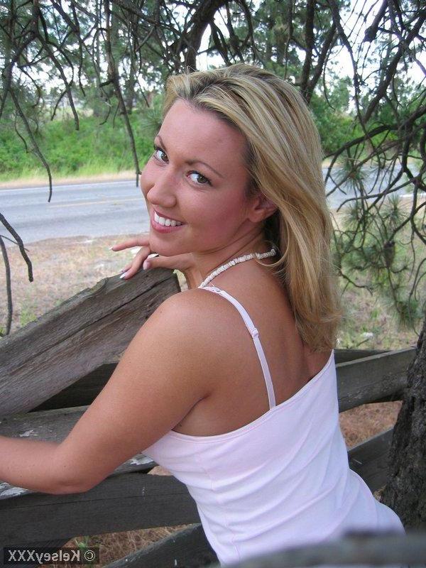 20P Pictures of Kelsey XXX looking hot for you outside
