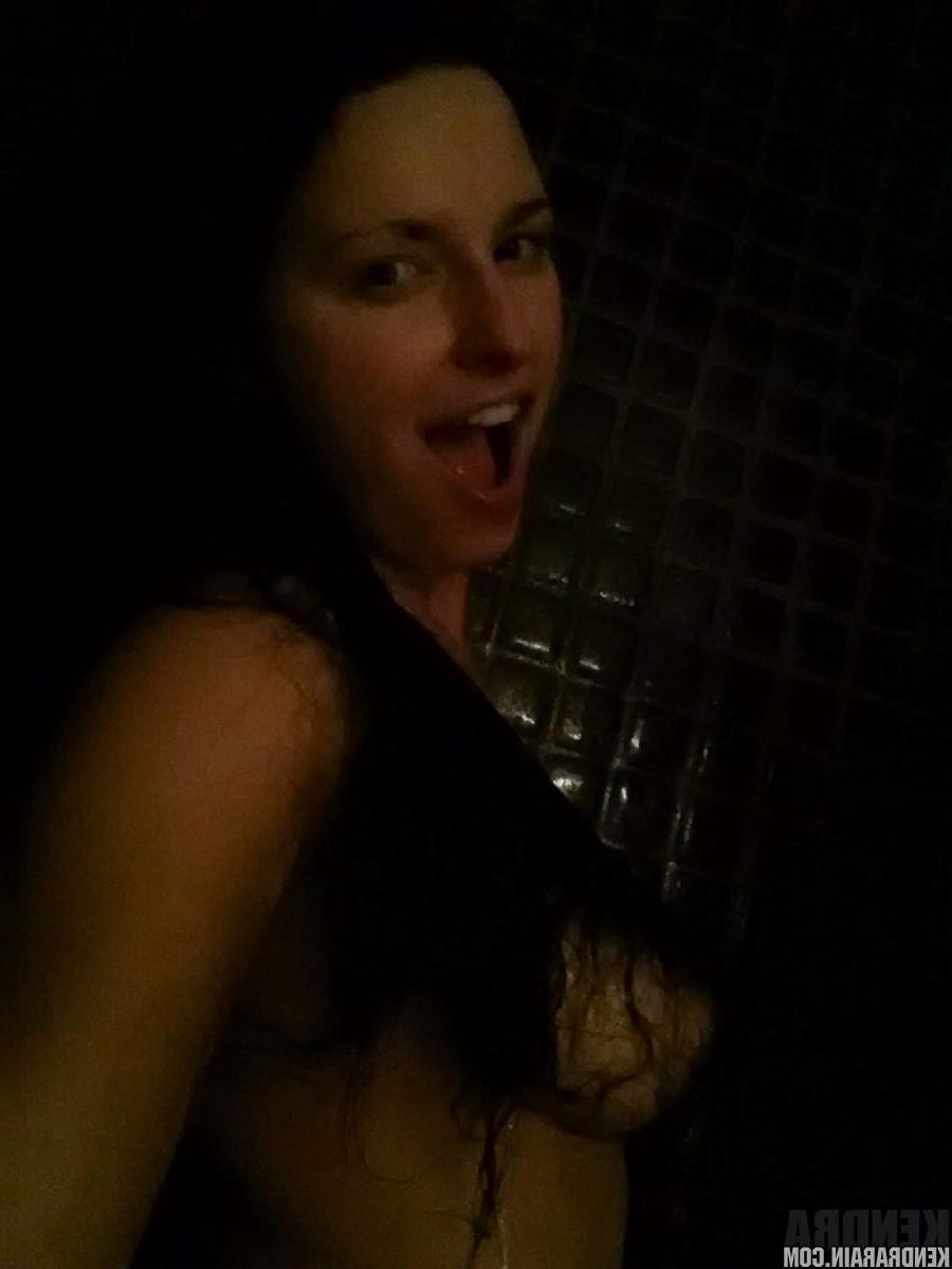 16P Brunette hottie Kendra Rain shares some selfie candids
