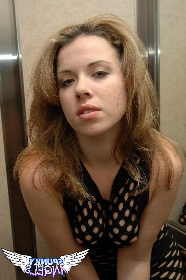 20P Pictures of Kerie Hart getting naughty in a hotel
