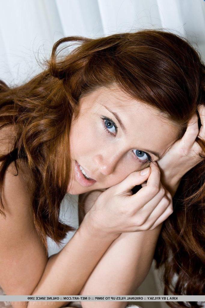18P Pictures of Kira J naked for you on the couch
