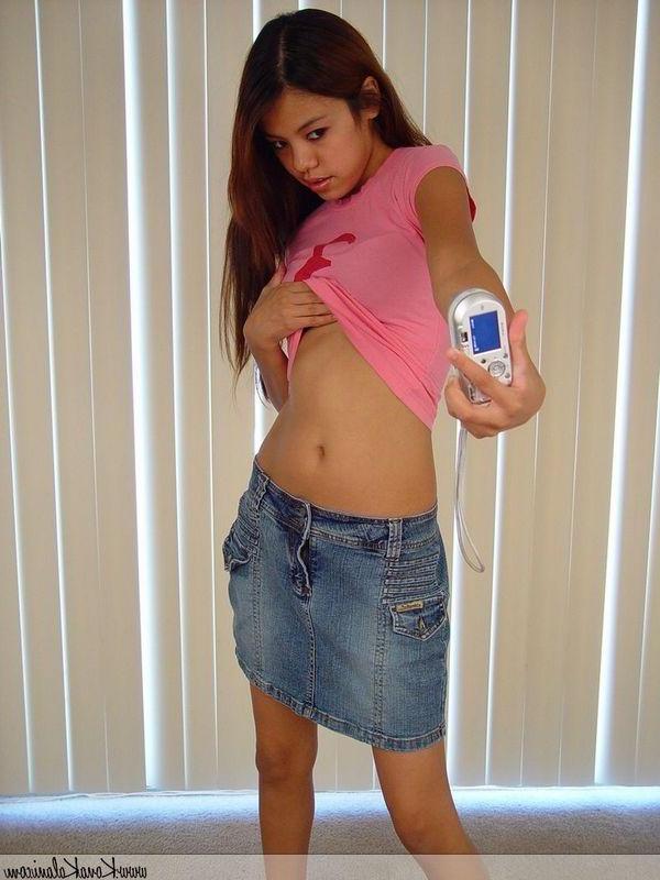16P Pictures of teen Kona Kalani taking pics of her hot sexy ass