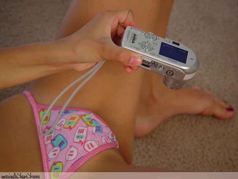 16P Pictures of teen Kona Kalani taking pics of her hot sexy ass