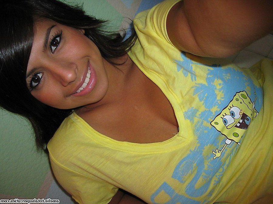 20P Pictures of Amelie taking hot pics of herself