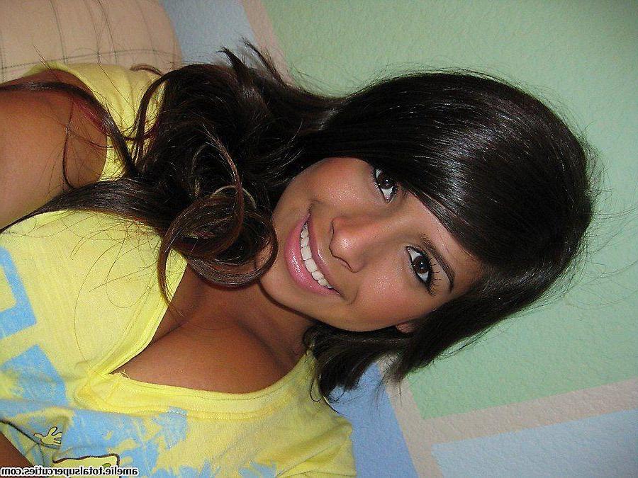 20P Pictures of Amelie taking hot pics of herself