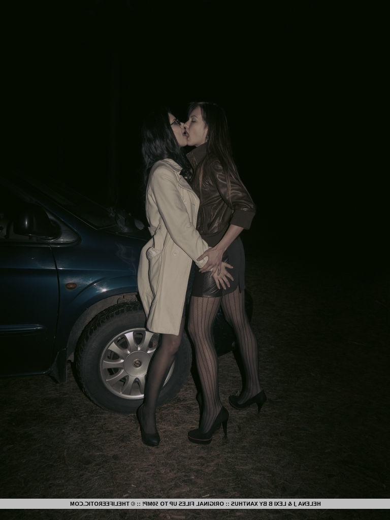 16P Lexi B und Helena J machen in ihrem Auto rum