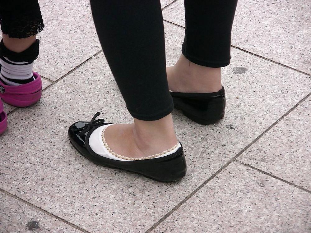 24P Japanese Candids - Feet on the Street 07