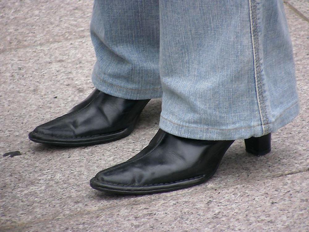 24P Japanese Candids - Feet on the Street 07