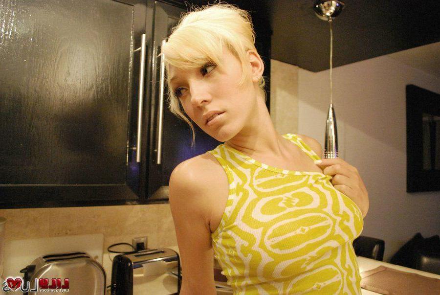 16P Pictures of Lily Luvs showing off her hot legs