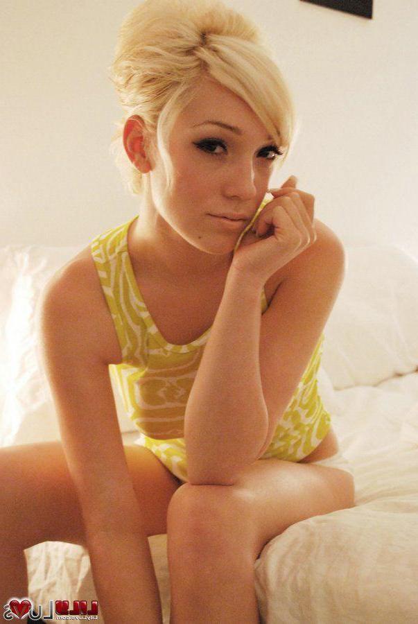 16P Pictures of Lily Luvs showing off her hot legs