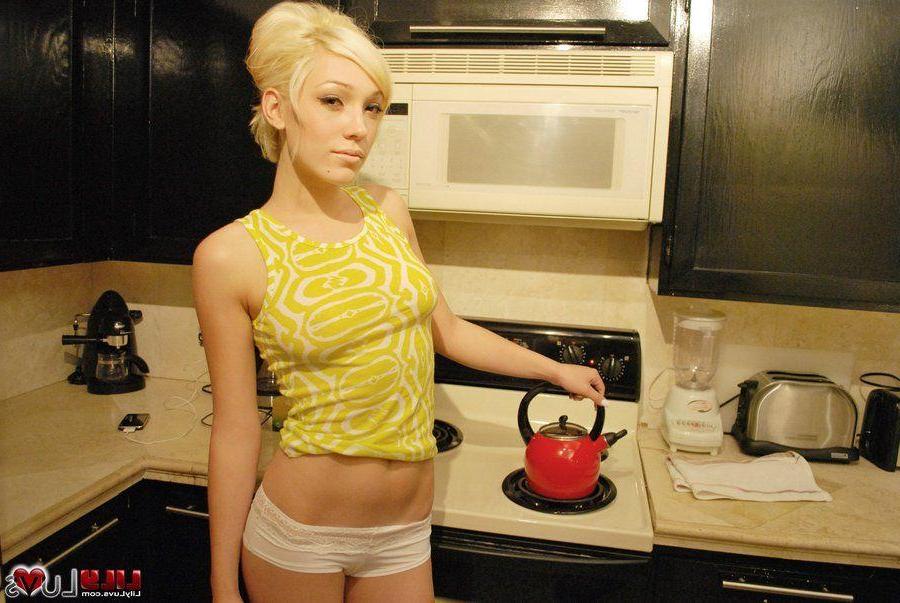 16P Pictures of Lily Luvs showing off her hot legs