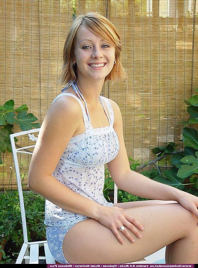 20P Pictures of Lindsey Marshal going for a nude swim in the back yard