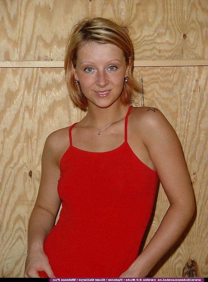 20P Pictures of Lindsey Marshal getting naked just for you