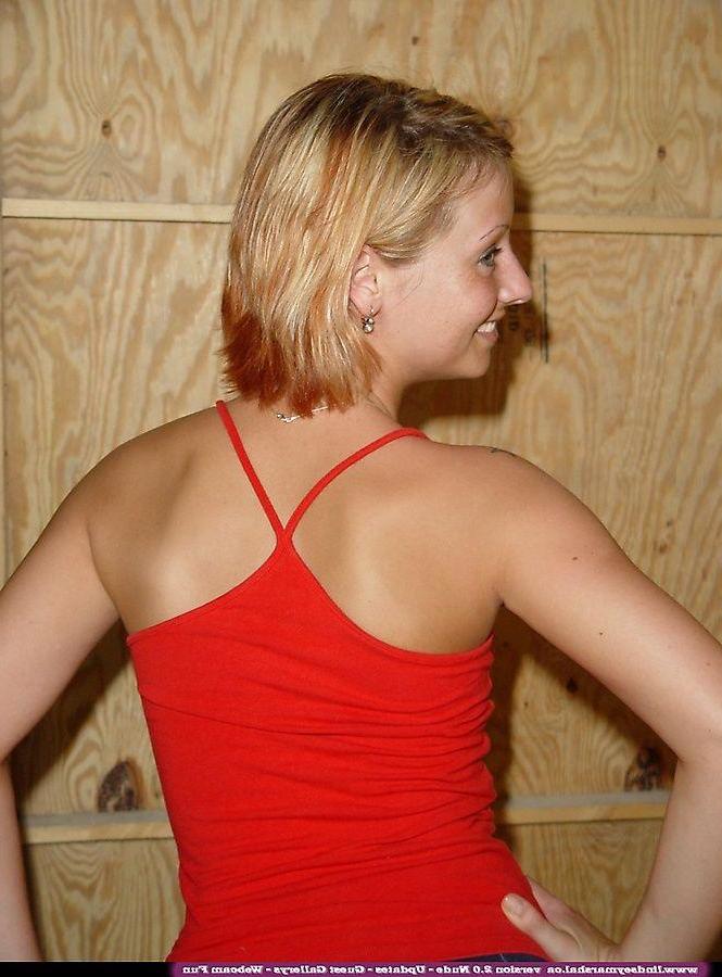 20P Pictures of Lindsey Marshal getting naked just for you