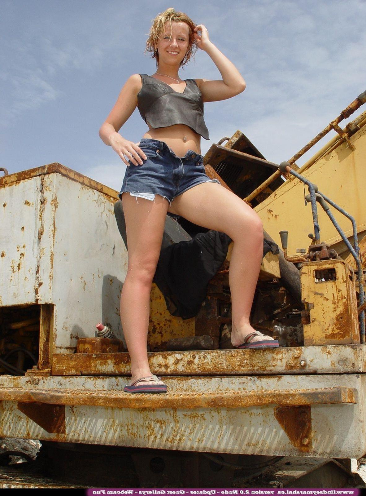 20P Pictures of Lindsey Marshal getting naked at a construction site