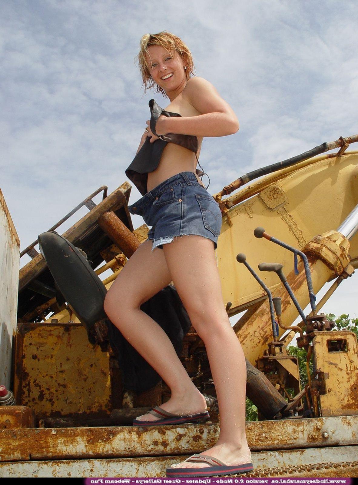 20P Pictures of Lindsey Marshal getting naked at a construction site