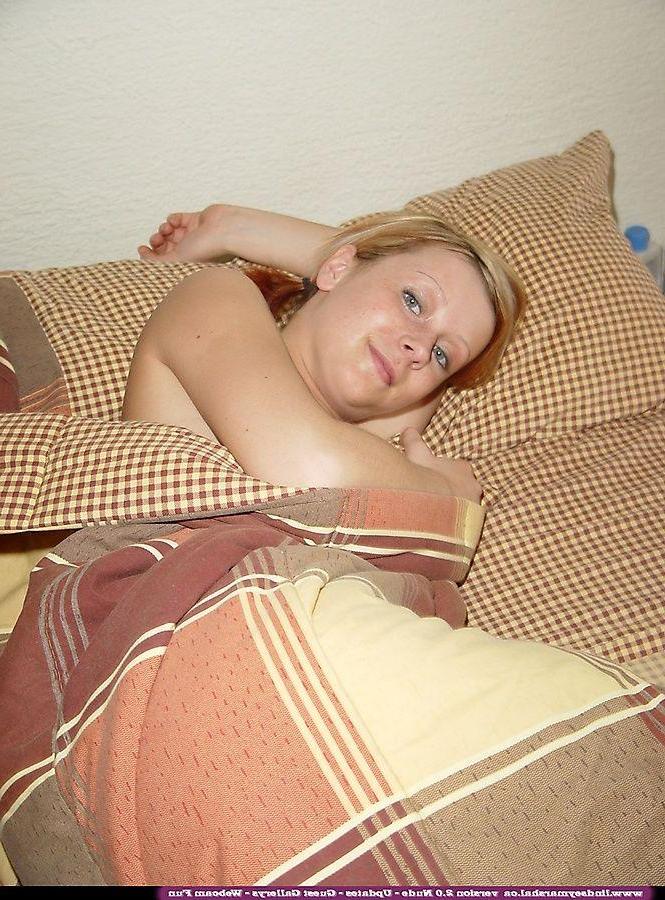 20P Pictures of Lindsey Marshal getting all naked just for you