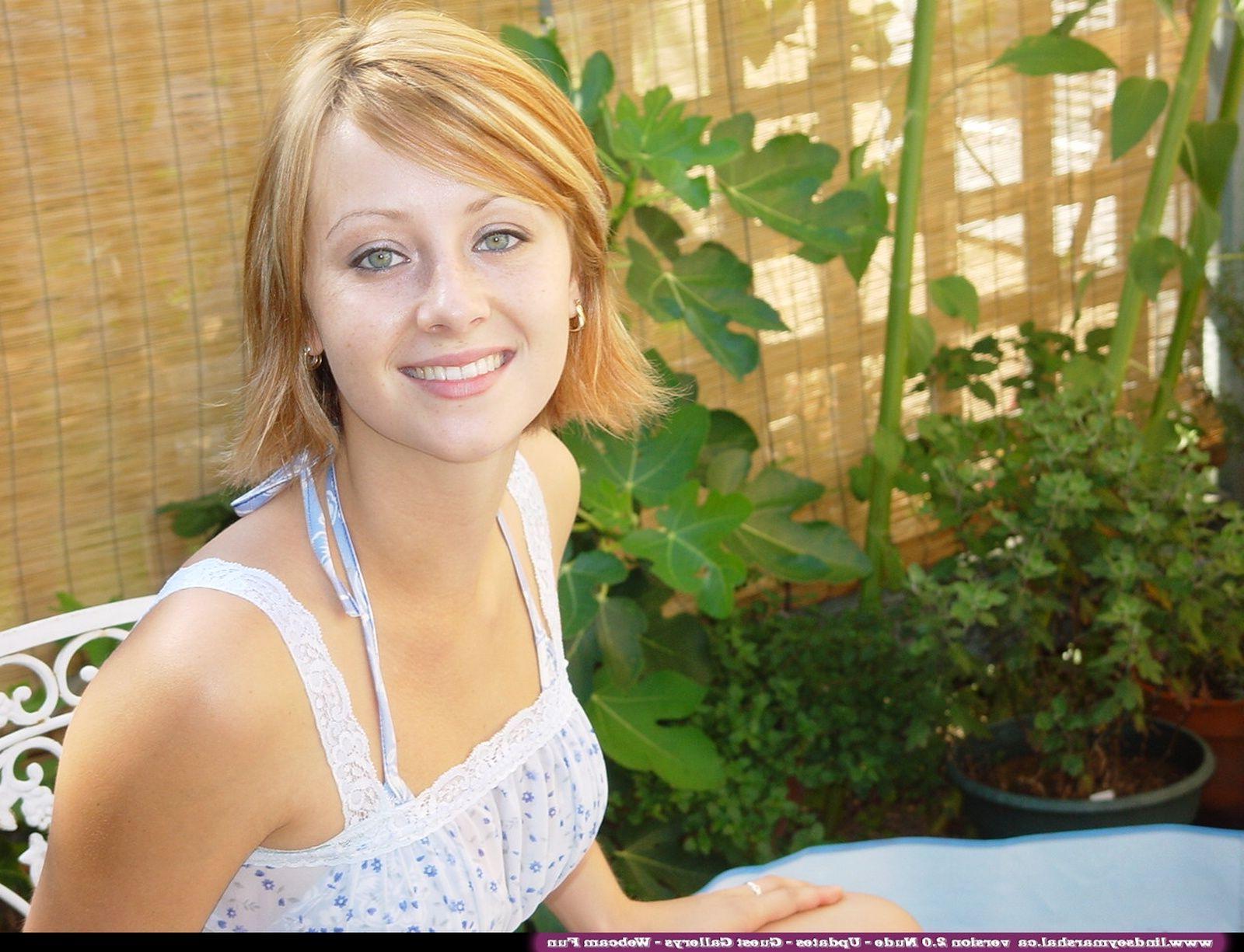 20P Pictures of teen girl Lindsey Marshal going for a swim
